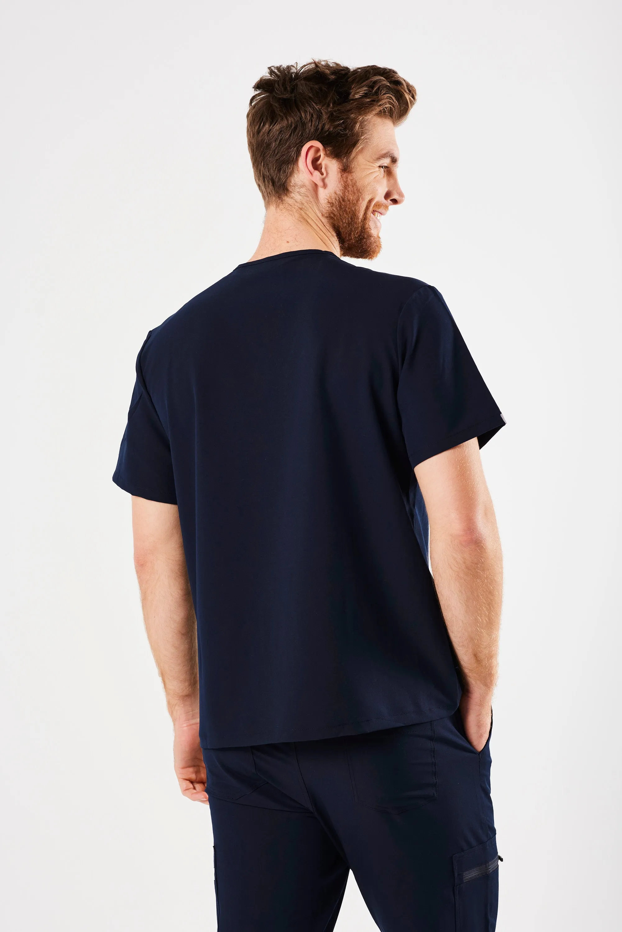 CLASSIC THREE-POCKET MEN'S SCRUB TOP (NAVY)
